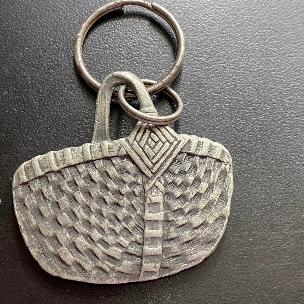 Nice  Pewter  Basket  Shape  Keychain  Key  Chain - Picture 2 of 3